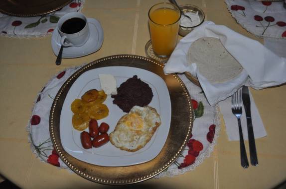 Café da manhã típico, em nosso B&B em Tegucigalpa, a capital de Honduras